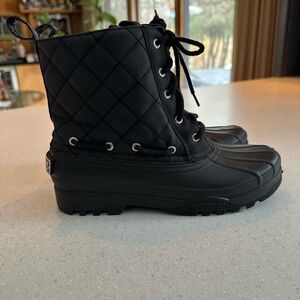 Sperry Women’s 7 Black Quilted Waterproof Rubber Boots.